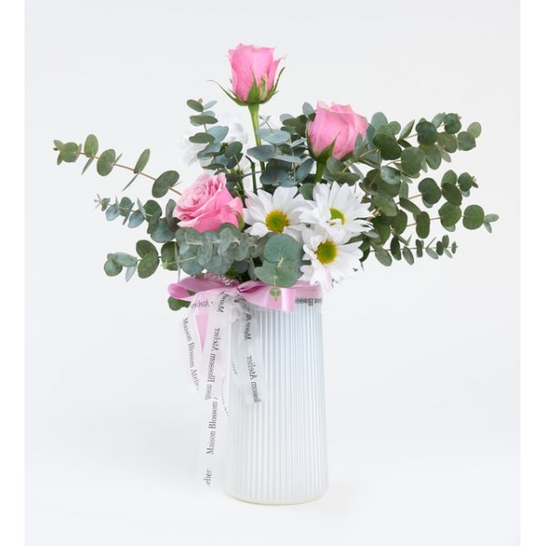 Beyaz Vazoda Pembe Gül ve Papatya